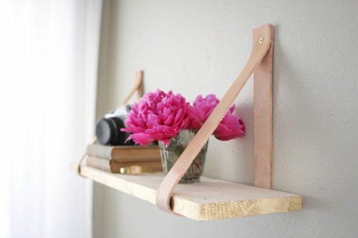 DIY-zid polica-drvo-paleta-pink-cvijeće-remen-knjige kamere Pronađi-zid dizajn