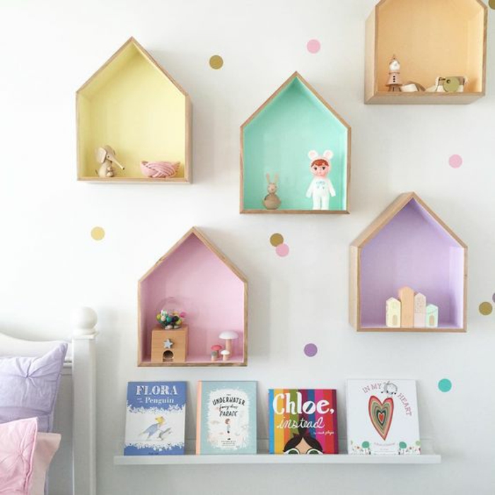 DIY-estantería de pared de vivero-colorido-estanterías-de-madera-pequeñas-Figuras libros camas