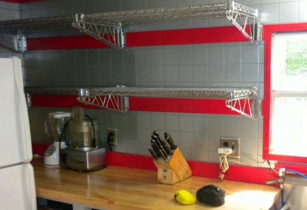 तार अलमारियों के साथ रसोई - लाल और ग्रे टाइलें