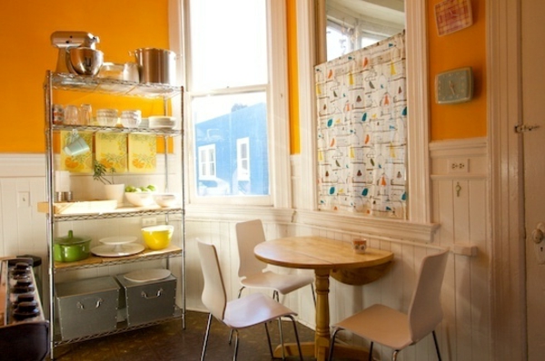 drótpolcok egy narancssárga konyhában