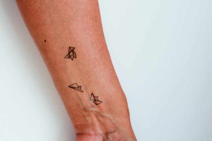 Tässä on kolme origami-tatuointia ranteessa - origami-opetus - idea origami-tatuoinnille