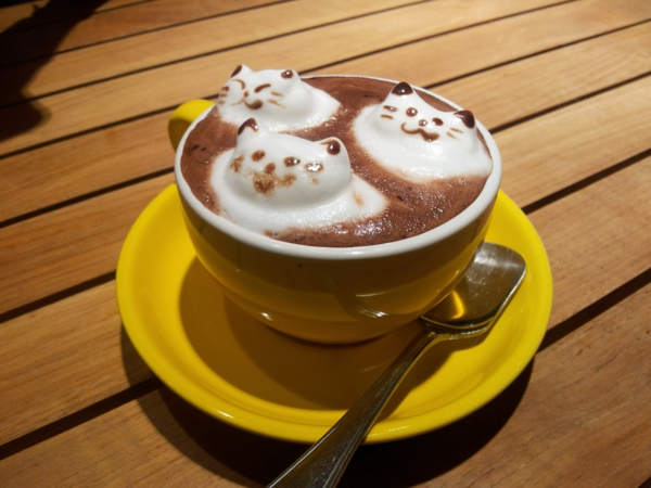 Три Cat на пяна-в-чаша кафе Деко