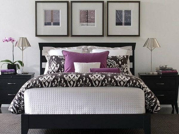 Három kép a falon és egy gyönyörű ágyon a hálószobában két lámpa