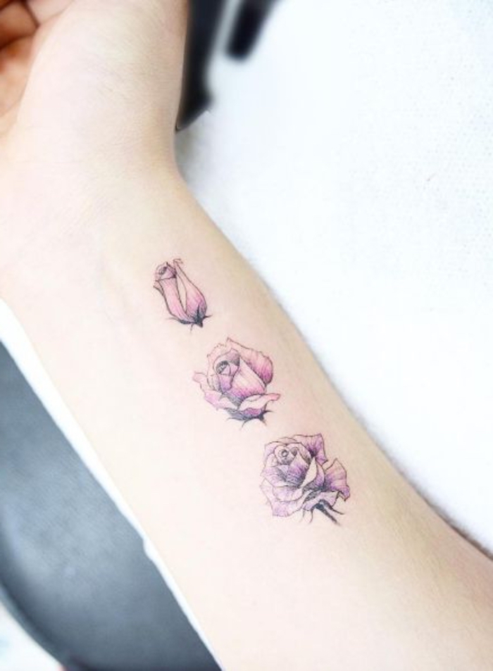 Aquí encontrarás tres pequeñas rosas rosadas: ideas para pequeños tatuajes en la muñeca