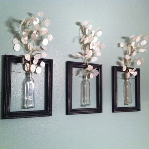 Tres jarrones pequeños en la pared - idea de decoración