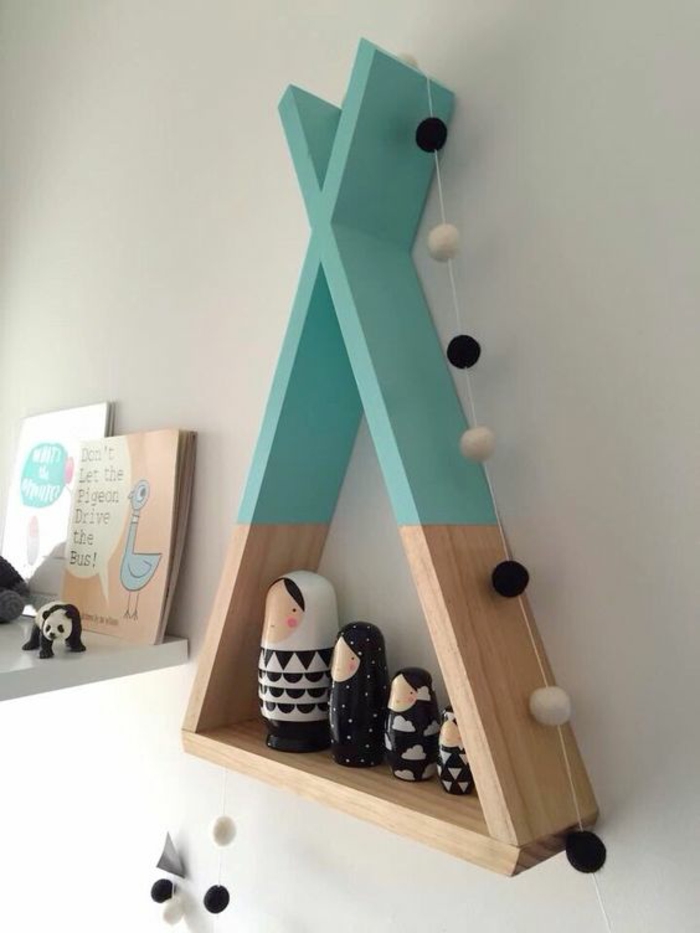 triangular-pared estante de madera-pequeñas-figuras-vivero-pared de diseño