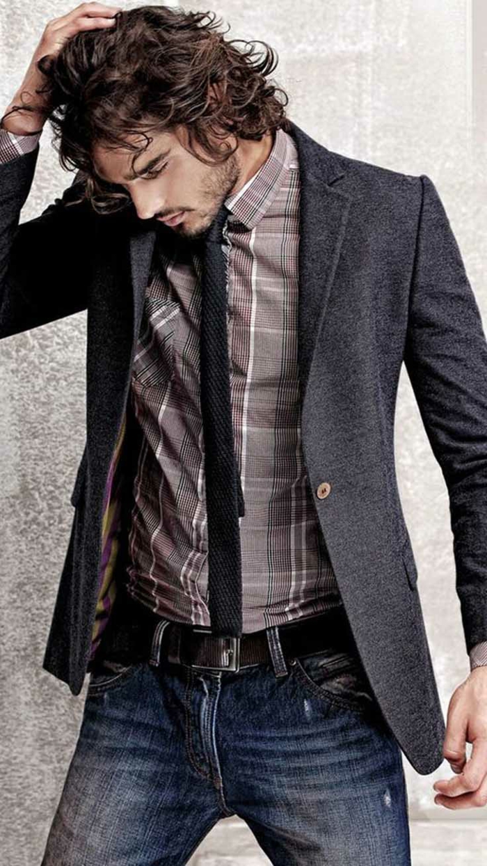 бизнес ежедневни мъжки модерни идеи 2023 дънки с риза, блейзер и вратовръзка дива прическа мъж