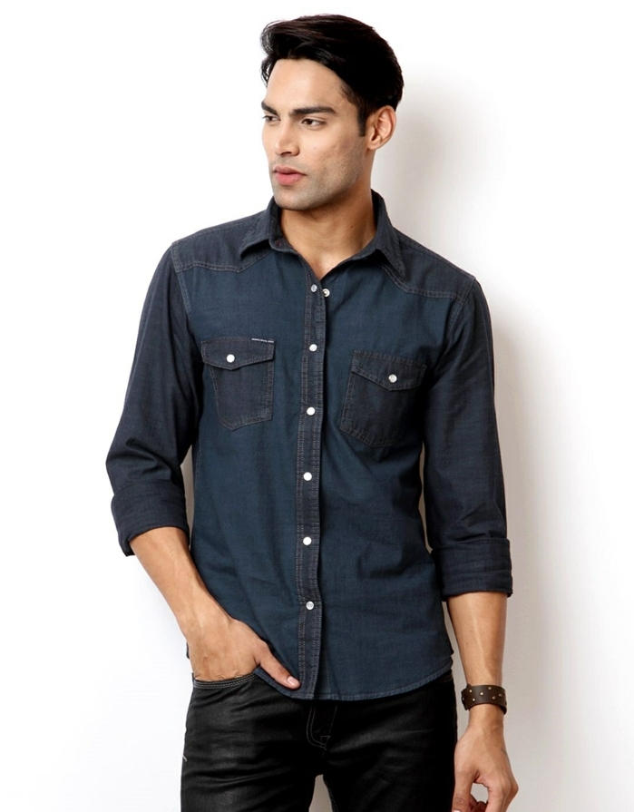 code vestimentaire affaires décontracté pour les hommes jeans motif chemise en noir bleu pantalon noir