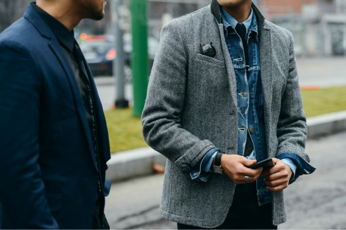 poslovni casual izgled za muškarca dva muškarca pregovarati jedni s drugima biznismen jeans blazer