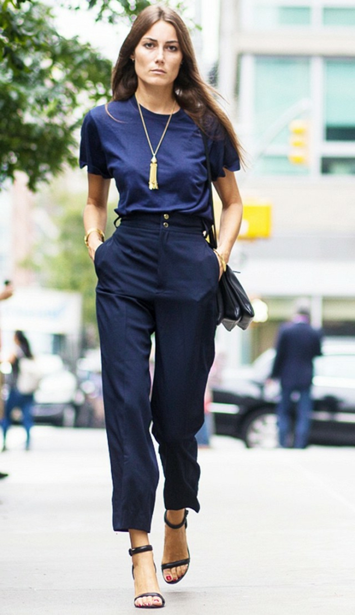 casual ρούχα για εργασία γυναίκα σε μπλε ρούχα μακρύ χρυσό αλυσίδα ψηλά τακούνια