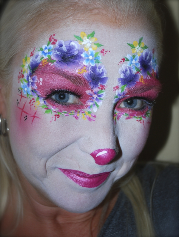 clown visage peinture - femme avec des fleurs autour des yeux - maquillage très créatif