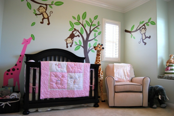 джунгла-детско-красиво изглеждащо розово кресло до леглото