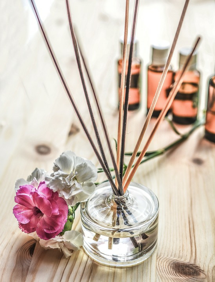 DIY δωμάτιο άρωμα, γυάλινη φιάλη, μπουκάλι άρωμα, μπαστούνια μπαστούνι, ροζ λουλούδι