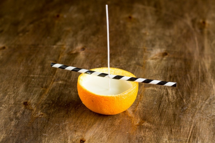 candelero hecho de naranja, paja, cuerda, vela diy