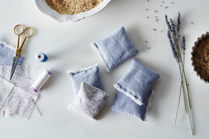 az illatosított zsákok készítéséhez magad, textil, levendula szárak, fonal, rizs, lemez