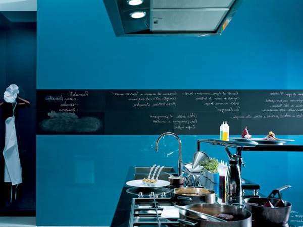 Кухненски дизайн със стени в тъмно синьо и черна дъска