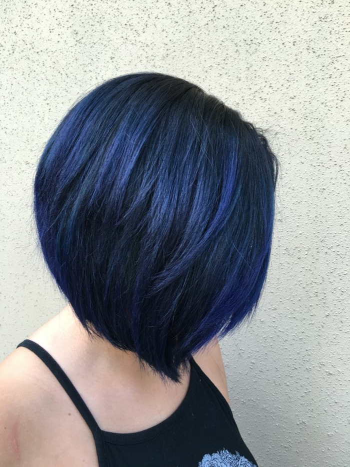 الشعر الأزرق الداكن ، تسريحة بوب ، البشرة الفاتحة ، قمة سوداء ، أفكار رائعة لتسريحات الشعر النسائية