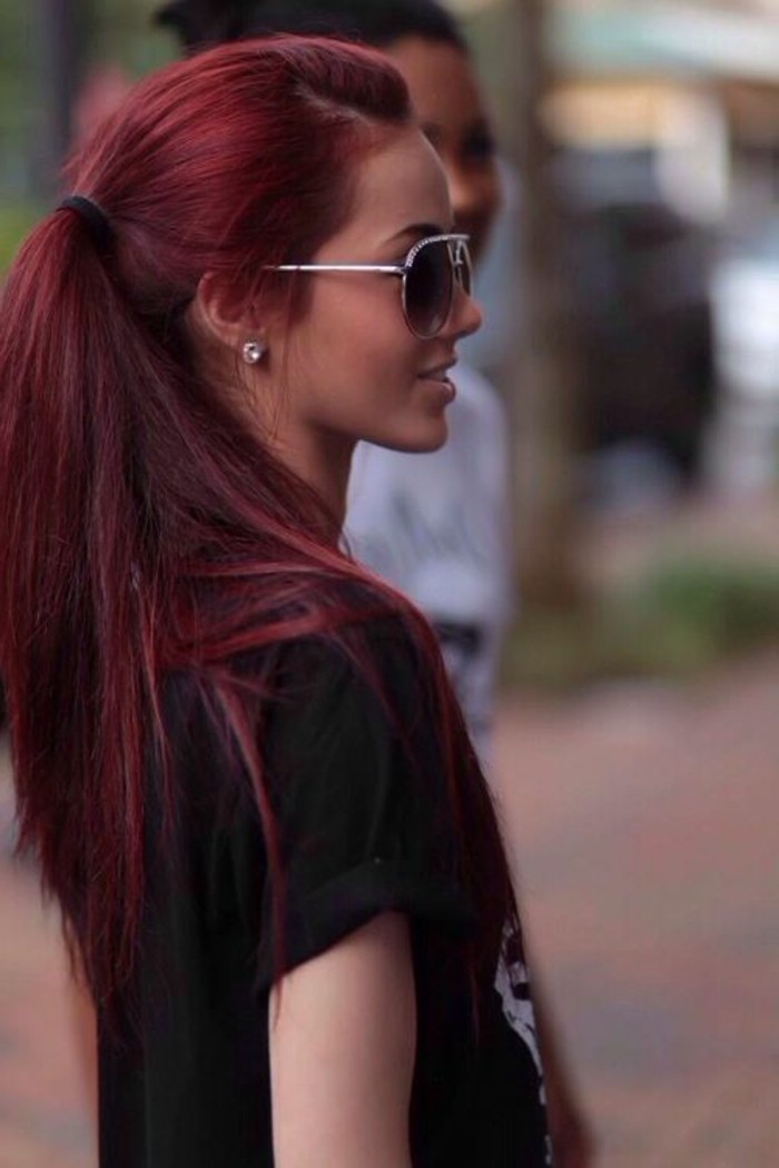 الأحمر الداكن الشعر، لطيف والتطلع