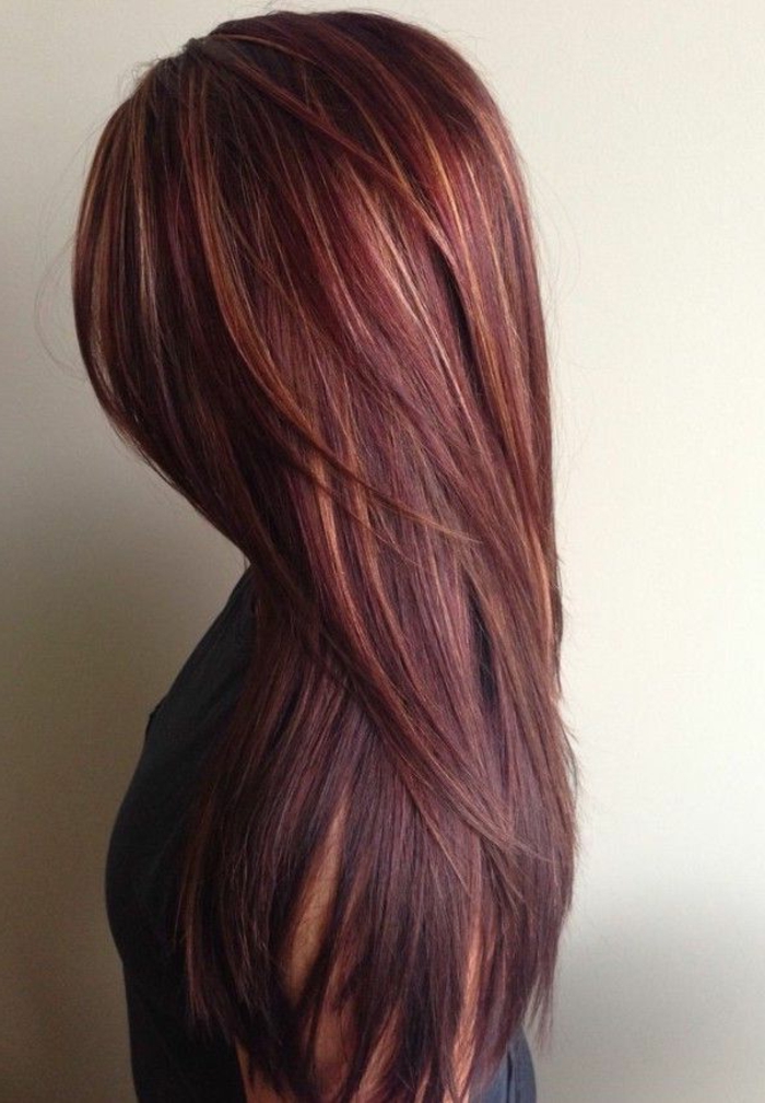 暗红色的头发，漂亮，女孩