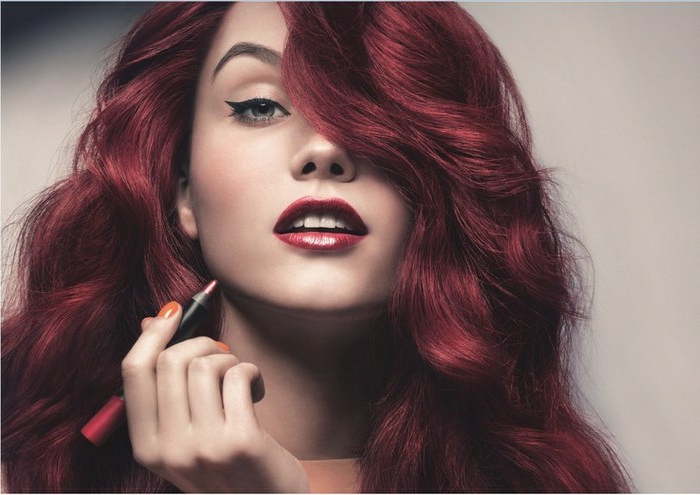 елегантен стил, тъмно червен цвят на косата и червило, правят перфектното очна линия