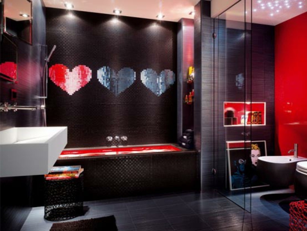 sötét fürdőszoba három szívvel a falon - kreatív felszerelés