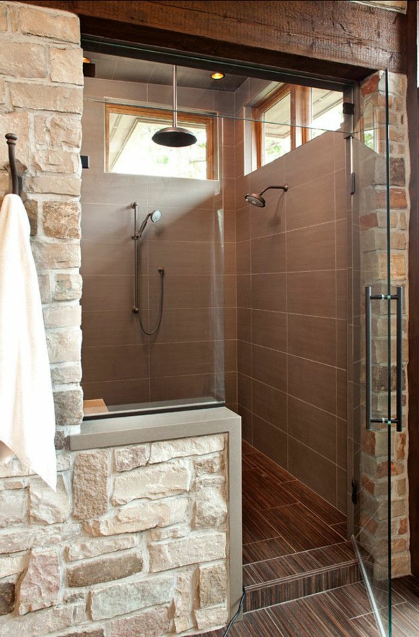 pequeña cabina de ducha hecha de azulejos y piedras de baño
