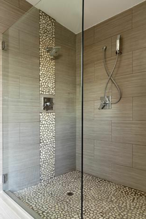 Cuarto de baño con piedras decorativas y azulejos de baño gris