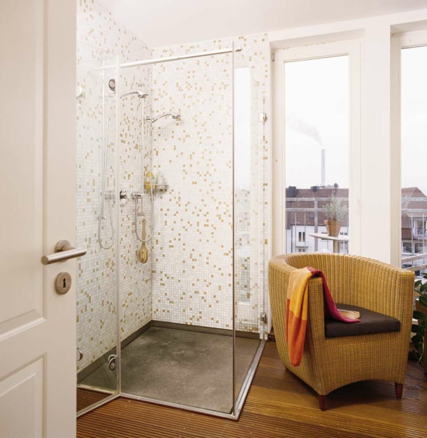 Salle de douche dans la petite salle de bain avec un fauteuil - carrelage