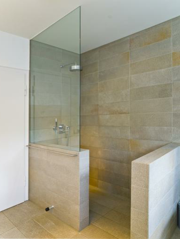 douche à l'italienne avec mur de verre intégré