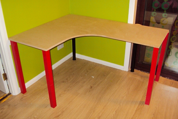 ъглова бюро-самопостроена-червени крака-стена в зелено