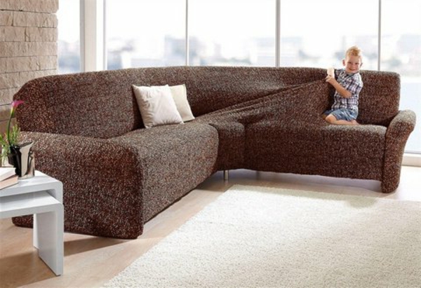 Corner kauč - kaputi - moderni dizajn - dva jastuka za bacanje i dječak na kauču