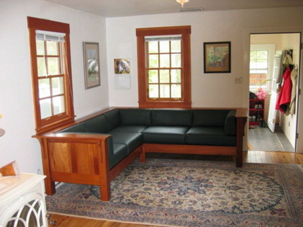 Kutni kauč pokriva crne boje i drvene dijelove