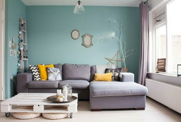 ъглов диван-в-сив цвят, атрактивен дизайн стена цвят синьо