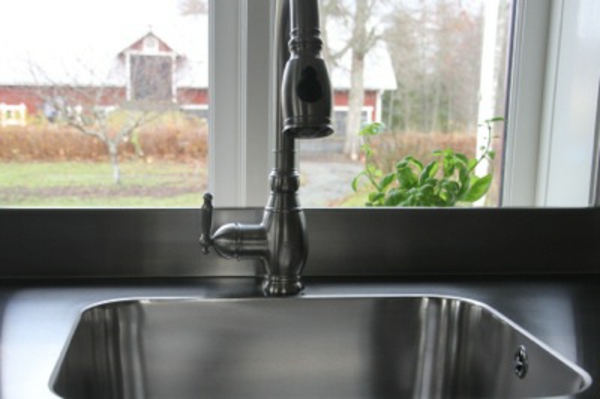 Rozsdamentes acéllemez mosogató - ablak a konyhában