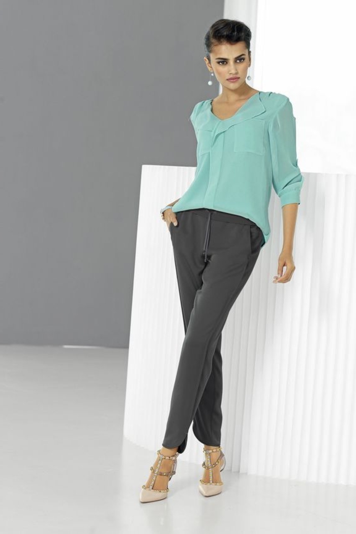 Pantalon de survêtement design pour dames pour une blouse soyeuse ample