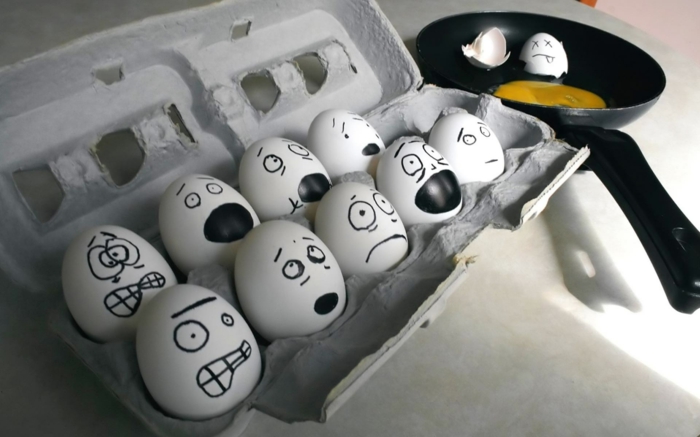 a tojás megrémülése egy tojásdobozban, amikor meglátod a sült tojásokat