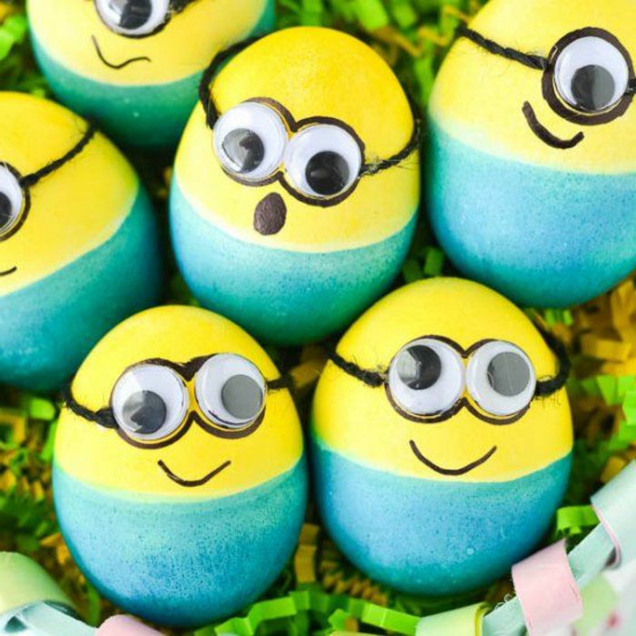 Снимки Великденски яйца в жълт и син цвят като Minions, герои от анимационен карикатури