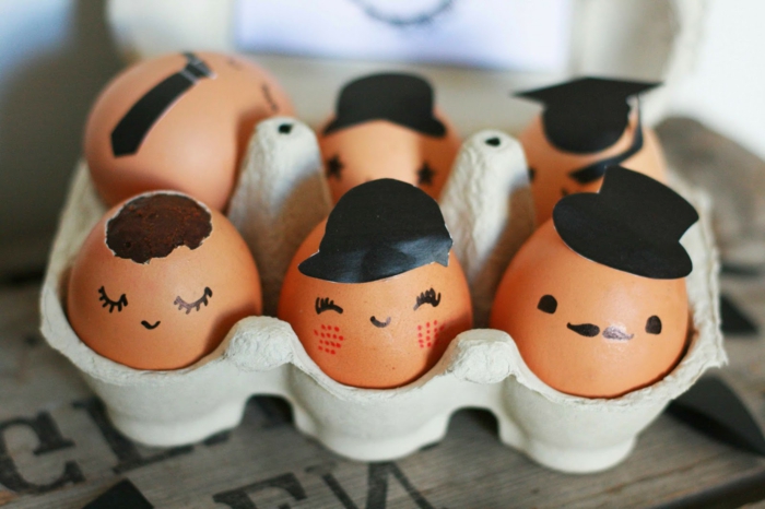 Великденските яйца са изправени пред щастливи изрази, различни стилове като монети и шапки