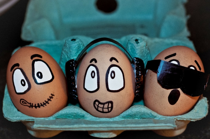 Festesse a húsvéti tojásokat feltűrt tollal - a három buddhizmus majmával