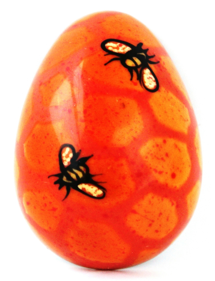 A méhkas és a méhek tojása narancssárga színű, geometrikus mintázattal