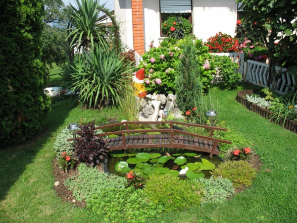 декоративни растения и малък мост в градината