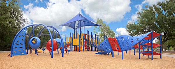 un arriostramiento parque infantil-con-vielen_spielgeräten-
