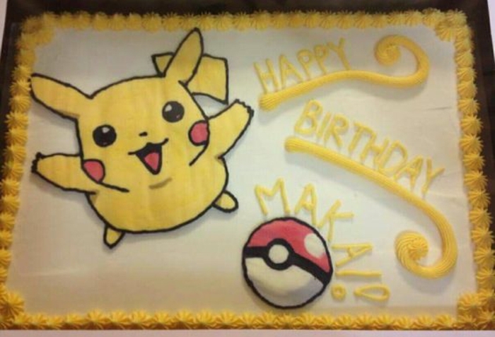 esta idea para una tarta de pokemon amarilla con pikachz y pokeball complacerá mucho a los niños