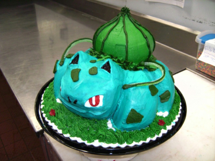 un pokemon enojado azul con ojos rojos - otra idea para un pastel pokemon azul