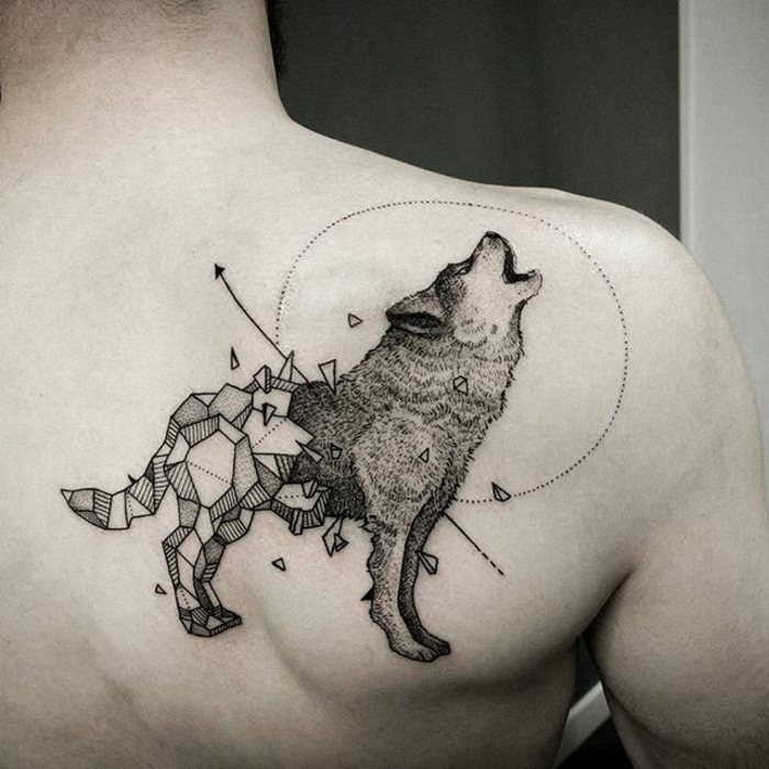 fancy ideje za vukove tetovaže - siva cviljenje vuka i mjeseca tetovaža za žene