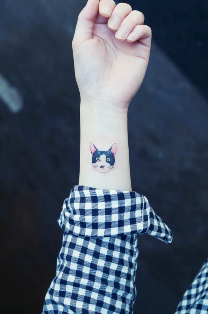 Ето още една идея за малка татуировка котка на китка, която жените могат да харесат - ръка с карирана риза