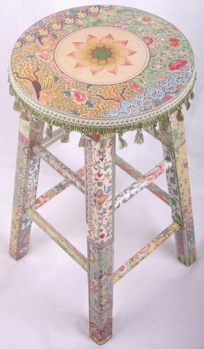 малък колоритен стол - покрит с цветни салфетки с цветя