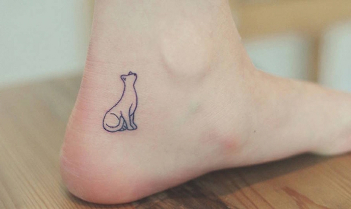 itt egy ötlet egy kis fekete macska tetoválásra - egy láb. egy sarok, egy kis macska