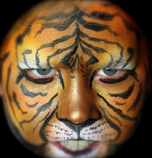 un solo hombre-con-un-interesante-tigre-maquillaje