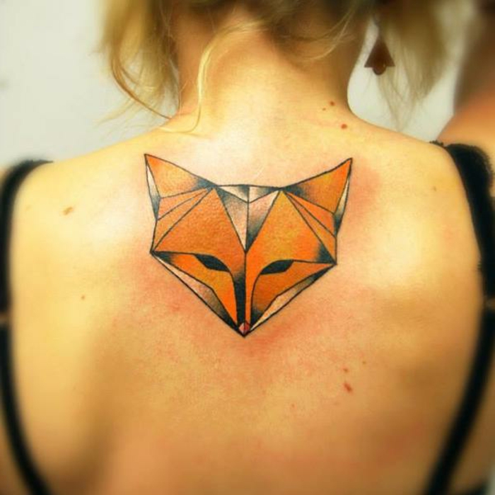egy origami tetoválás nőknek - egy tetoválás a nyakon és egy narancs origami róka